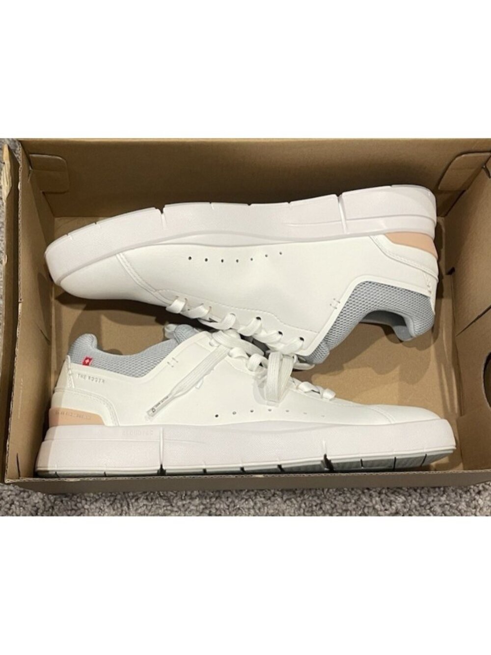 On Running The Roger Advantage Casual Sneaker Women's Size 9.5 Rosehip White